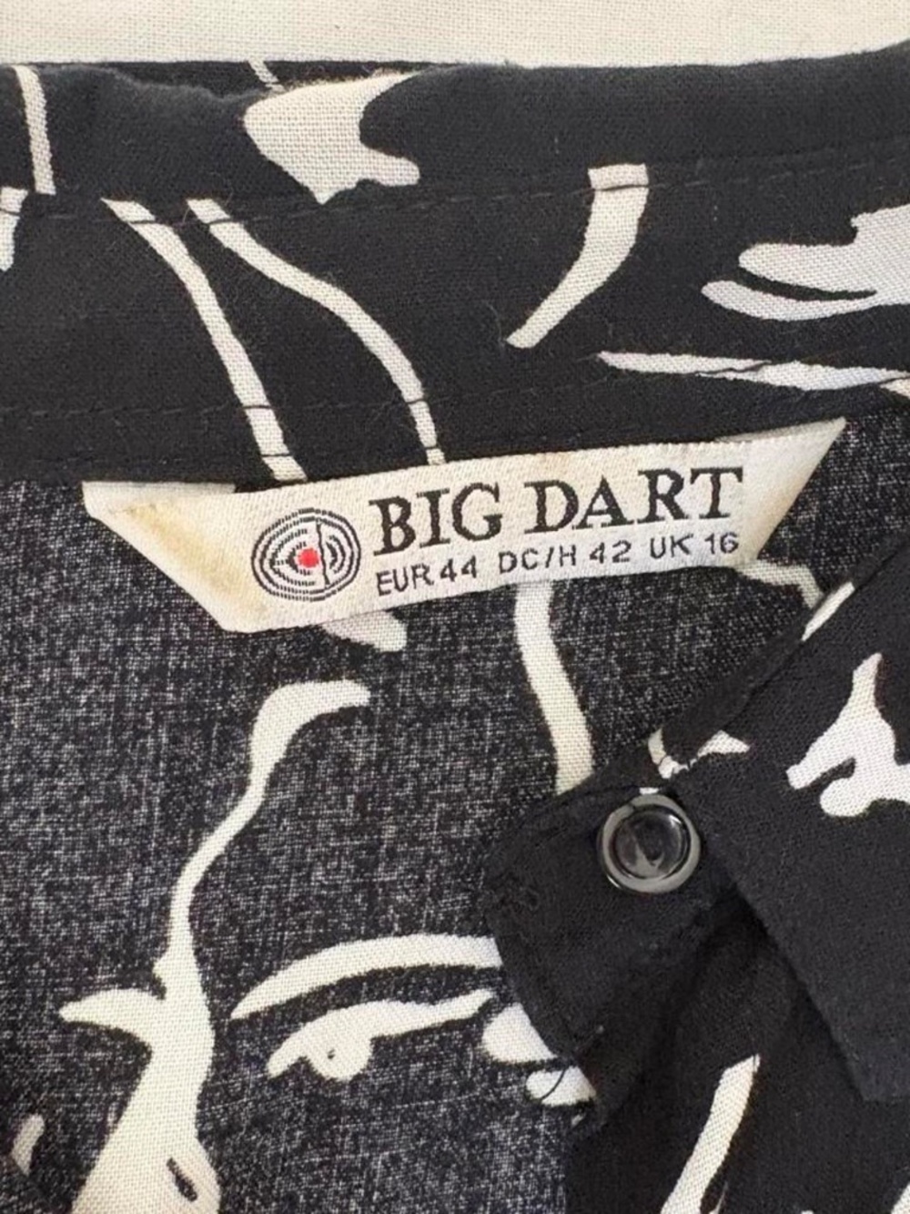 Big Dart black & white Top abstract face pattern Subtle Hi/Low size L/XL NWOT - Picture 7 of 8